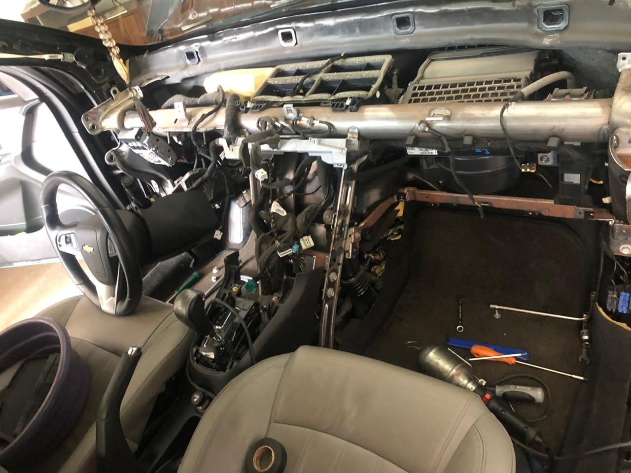 Painel desmontado para conserto de ar-condicionado automotivo Ipatinga